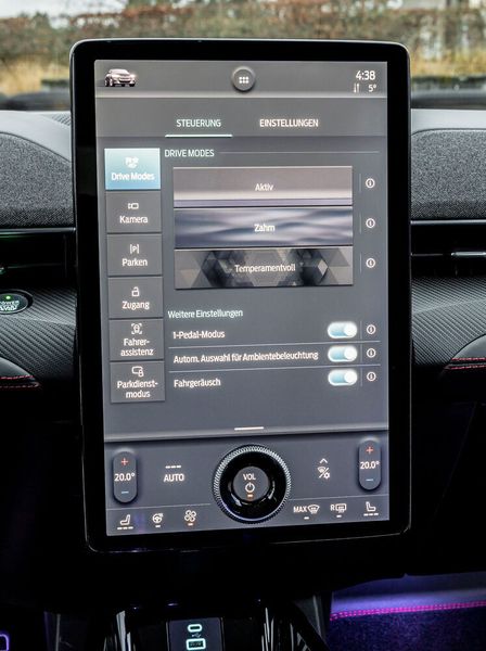 Besonders beim mächtigen Display im Armaturenbrett fällt die Ähnlichkeit zum amerikanischen E-Autobauer auf. (Ford)