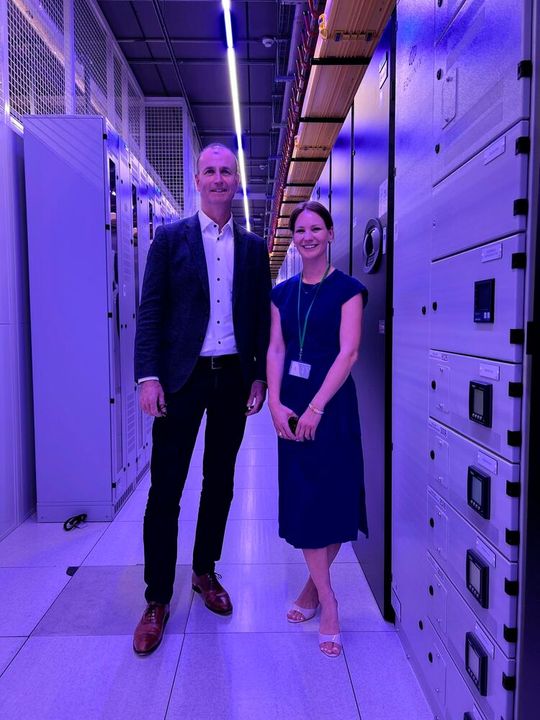 Peter von Dietze, Managing Director Equinix Deutschland, nahm sich viel Zeit für den ausführlichen Rundgang und gab Paula Breukel, DataCenter-Insider, umfassende Einblicke in das Rechenzentrum.(Bild:  Paula Breukel)