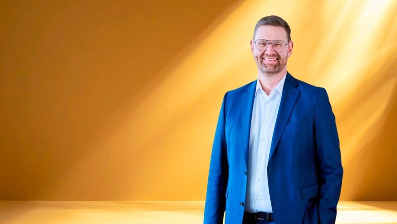 „Dass wir in einem herausfordernden Umfeld überdurchschnittlich organisch gewachsen sind, ist ein erfreulicher Beleg für die Resilienz unseres Geschäftsmodells“, sagt Mark Lohweber, CEO bei Adesso.(Bild:  Adesso, bearbeitet mit Canva)