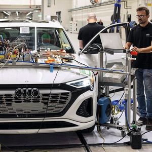 Vorbereitungen zu einem Crashversuch(Bild:  Audi)