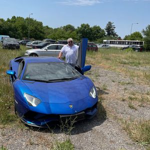 There is no risk: An average of 45 cars are stolen daily in Germany. The culprits are often professional theft gangs with a system. To ensure that stolen vehicles do not emit a location signal, they leave stolen goods like this Lamborghini Aventador in parking lots and abandoned places for several days. Gerrit Walgemoet was able to locate it here.(Image: Gerrit Walgemoet)
