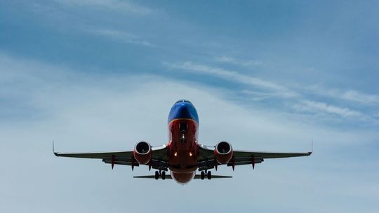 Das Projekt Jethylen am Fachgebiet „Electrochemical Energy, Catalysis, and Materials Science“ der TU Berlin hat zum Ziel, über die direkte elektrochemische Umwandlung von CO₂ den Stoff Ethylen als Grundbaustein für nachhaltigen Flugkraftstoff herzustellen. (Bild:  frei lizenziert / Unsplash)