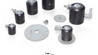 Die Befestigung des Kugelgelenkes selbst erfolgt entweder von unten per Innengewinde oder durch den Zubehör-Flansch GN 784.1, der die Montage über drei Bohrungen von oben ermöglicht. Ein integrierter Passkerbstift sichert dann das Gelenk vor Verdrehung. (Ganter)