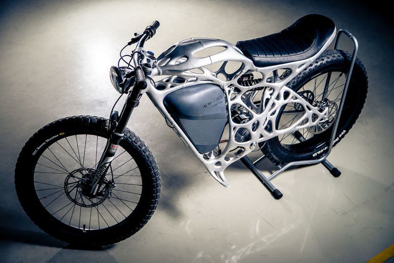Ein ungewöhnlicher Anblick für ein Motorrad: Das Design hat ein Großrechner mithilfe von Algorithmen errechnet, um die bestmögliche Struktur zu finden. (Bild: Airbus Apworks)