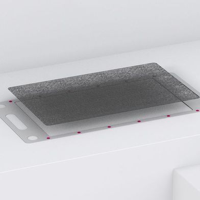 Fixierung einer Gas-Diffusionsschicht auf einem Rahmen, flüssiges Tape zur Illustration magenta eingefärbt. (Bild: Delo)