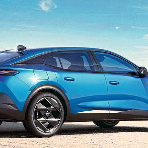 Am Heck fällt das wilde Geriffel des Diffusors unter dem Stoßfänger auf, dagegen gibt sich der Dachspoiler oberhalb der Rückscheibe eher zurückhaltend.(Bild:  Stellantis)