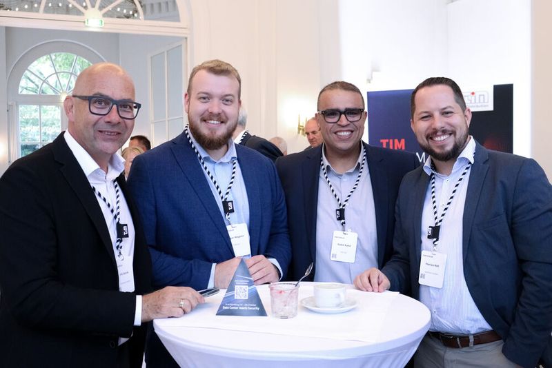 Sichtlich gute Stimmung herrschte bei (v. l.) Erik Sterck (Erik Sterck), Edgar Wagner (TIM), Nabil Rahil (TIM) und Florian Röll (NetPlans). (Bild: TIM)