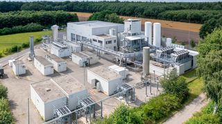 Blick auf die „Power to e-Methan“-Anlage von Hy2gen in Werlte. Mit der Integration der Kiwi AG, die jetzt übernommen wurde, will das Unternehmen ein unabhängiger Marktführer in Sachen erneuerbarem Wasserstoff werden. (Bild: Hy2gen)