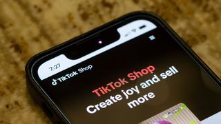 adobestock-672520298-tada-images-tiktok-shop-discovery-commerce-retouren-1000x562v1 (Bild: © Tada Images/stock.adobe.com)