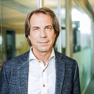 Ali Bindernagel, Chairman bei Friedrich Kocks: „Unsere Fachkräfte mussten auf 29 Reisen nach China insgesamt 616 Tage in Quarantäne verbringen. Das ist psychisch sehr belastend, auch weil die Quarantänedauer immer wieder kurzfristig verändert wird. Plötzliche Lock-Downs am Einsatzort bergen das Risiko, die Baustelle nicht mehr verlassen oder sie nicht mehr erreichen zu können. Bei einem positiven Corona-Testergebnis droht eine Lagerunterbringung ohne ausreichende Versorgung oder sprachliche Betreuung. Hinzu kommen unangemessene medizinische Untersuchungen am Zielort, zum Beispiel ein Lungen-CT, sowie Zugangsbeschränkungen für Restaurants, Supermärkte und öffentliche Einrichtungen. All dies führt nicht nur zu einem extrem langen Vorlauf für China-Reisen und eine schwierige Koordination mit den Kunden, sondern auch zu extremen Kostensteigerungen bei den Flügen und durch die zusätzliche Quarantänedauer.  Wir fordern daher von China den Verzicht auf PU-Einladungen für Visaanträge, eine verkürzte Quarantänezeit, bei Infizierung mit Corona eine Unterbringung im Krankenhaus und nicht in Corona-Lagern sowie eine Wiederaufnahme der Linienflüge nach China.“ (Bild:  Friedrich Kocks GmbH & Co KG)