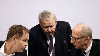 Von links: Oliver Blume, Vorstandsvorsitzender der Porsche AG und der Volkswagen AG, Hans Michel Piëch, Stellvertretender Vorsitzender des Aufsichtsrats der Porsche Automobil Holding SE und Hans Dieter Pötsch, Vorsitzender des Vorstands der Volkswagen-Dachgesellschaft Porsche SE, miteinander auf dem Podium vor Beginn der außerordentlichen Hauptversammlung der Volkswagen AG. (Bild: picture alliance/dpa | Carsten Koall)