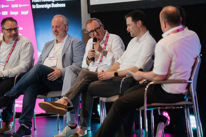 Intensive Diskussion auf der Bühne: (v. l.): Dr. Jens Eckhardt, pitc legal, Martin Mayr, Systemhaus Ulm, Karl Heinz Land, Digital Evangelist, Henrik Hasenkamp, contabo und Michael Hase, eco (Bild: Werbefotografie Emme)