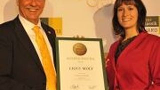 Liqui-Moly-Chef Ernst Prost und dessen Assistentin, Alexandra Holzwarth, mit dem Motor Klassik Award 2013. (Foto: Liqui Moly)