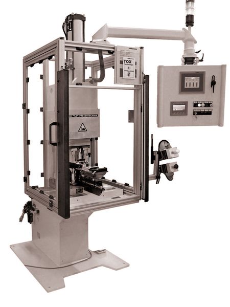 Produktionseinheit auf Basis eines Tox-Pressensystems vom Typ PC zum Mehrpunkt-Clinchen. (Bild: Tox Pressotechnik)
