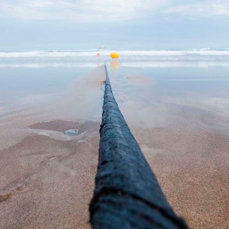 Die Marea-Breitband-Glasfaserleitung läuft auf den Ozean zu.(Bild:  Microsoft)