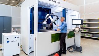 Die neue Trulaser Weld 1000 von Trumpf erleichtert Unternehmen den Einstieg ins automatisierte Laserschweißen. Ihr 3-Kilowatt-Festkörperlaser schweißt dünne Bleche verzugsfrei, heißt es auch noch. (Trumpf / M. Stollberg)