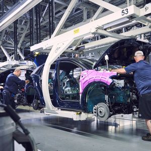 Um den Auftragsstau abzubauen und zugleich das Stammwerk in Zwickau zu entlasten, hat VW jetzt die Fabrik in Chattanooga erweitert.(Bild:  VW)