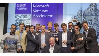 Strahlende Gesichter: Steve Ballmer und Christian P. Illek begrüßen zusammen mit Rahul Sood und Stephan Jacquemot die neun Startups der ersten Klasse des Microsoft Ventures Accelerators in Berlin: Attaching.it, Babbo, Cringle, EvoMob, Makeapoint, MyLorry, Researchcluster, Sensorberg und UnlockYourBrain. (Bild: Microsoft)