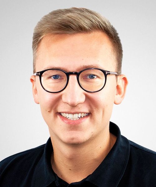Maximilian Mappes, brake designer at Ringspann: “By adding DA disc brakes to our product portfolio, we are responding to the trend of more and more plant manufacturers and operators replacing their pneumatic or hydraulic braking systems with electromagnetic alternatives.” (Image:Ring Tension)
