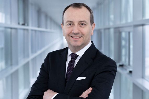 Niccoló Biaggioli, Managing Director Premium Brands Stellantis Deutschland: „Bereits 2023 konnten wir mit Alfa Romeo große Schritte nach vorne machen und unsere Zulassungen deutlich steigern. Dies wurde nicht nur durch das erste volle Verkaufsjahr des Kompakt-SUVs Tonale bedingt, sondern auch durch die gesamte aktuelle Modellpalette. Im kommenden Jahr werden wir mit dem Milano ein viertes Alfa-Romeo-Modell auf den Markt bringen. Es markiert gleichzeitig einen Meilenstein für Alfa Romeo, da es das erste vollelektrische Modell der Marke sein wird und uns damit auch den Weg für neue Kundenpotenziale ebnet. Unsere Werte bleiben dabei unverändert: italienisch, sportlich, rot. Wir setzen auf die Zukunft der Mobilität, ohne dabei unsere Leidenschaft und Tradition aus den Augen zu verlieren. Daher schauen wir optimistisch auf das Jahr und sind zuversichtlich, dass wir die positiven Ergebnisse von 2023 bestätigen werden.“ (Bild: Stellantis)