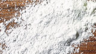 Talkumpulver findet in sehr vielen Industrien Anwendung, z.B. in der Automobilindustrie bei Compound-Kunststoffen, der Farben- und Lackindustrie oder kosmetischen Produkten wie Cremes oder Zahnpasta.  (Copyright (C) Andrey Popov)