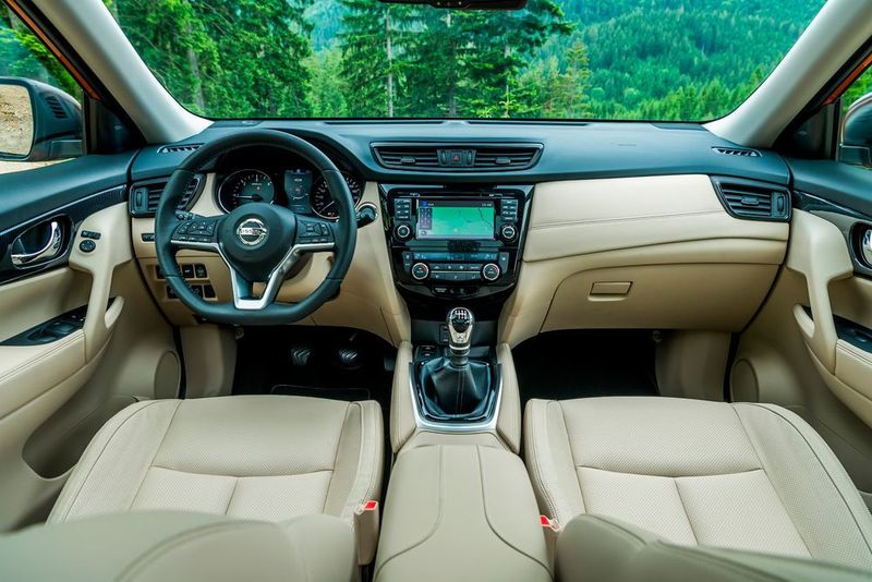 Im Innenraum eifert der X-Trail ebenfalls dem Qashqai nach, und hat sich wie dieser das unten abgeflachte Lenkrad aus dem Kleinwagen Micra gemopst. (Nissan)