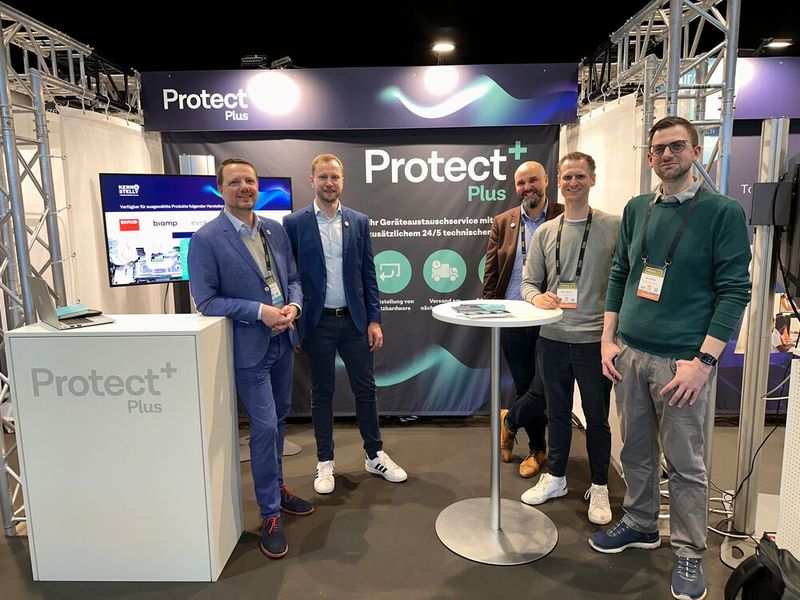 Der Service bei Protect Plus ist schneller wie die Polizei erlaubt. Innerhalb 24h könnten defekte Produkte von z. B. (v. l.) Christian Nimmich, Norman Winter und Adam Betaieb (Kern & Stelly), Marcel Porth und Sven Zöller (Computacenter) ausgetauscht werden. (Bild: Vogel IT-Medien GmbH)