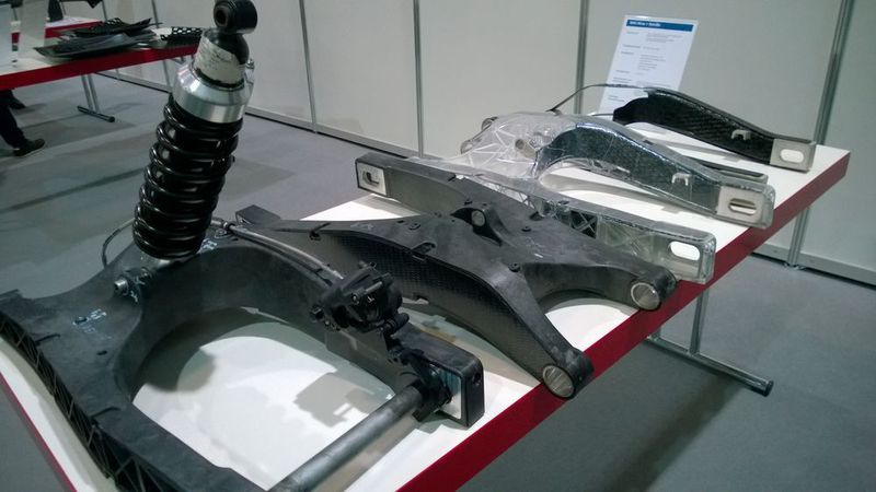 Im Verbundprojekt MAI Hiras Handle (Hinterradschwinge Handhaben) ging es um kostengünstigen Leichtbau mittels skalierbarem Baukastensystem. Hierbei wurde die bislang gegossene Motorradschwinge aus Aluminium nach erfolgter Lastpfadermittlung in einzelne Elemente aufgeteilt: CFK-Einleger mit Lasteinleitungselementen, thermoplastische Spritzgussrippen als Versteifung und Deckel aus CFK-Geweben. (D.Quitter/konstruktionspraxis)