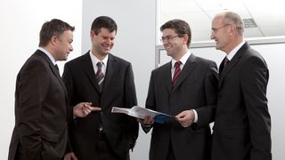 Bei der Vertragsunterzeichnung von links: Manfred Bender (Vorstandsvorsitzender von Pfeiffer Vacuum), Peter Spreitz und Marcus Weinhagen (beide Geschäftsführer von Trinos Vakuum-Systeme), Dr. Matthias Wiemer (Vorstandsmitglied von Pfeiffer Vacuum)  (Bild: Pfeiffer Vacuum)