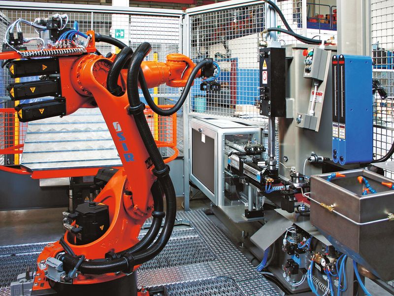 Geschützt und sicher bewegen: Die speziellen Schutzrohre und Zubehör für Robotertechnik und Automation sorgen für: geringere mechanische Belastung, längere Lebensdauer und erhöhte Beweglichkeit. (Bild: Reis)