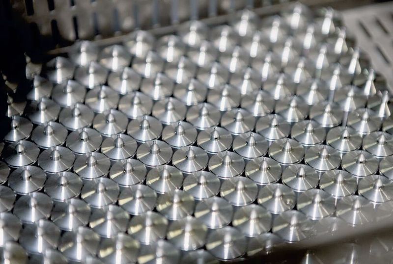 Bei der Schumag AG werden die unterschiedlichsten Teile in variablen Stückzahlen gefertigt. Mit Langdrehern der Citizen Machinery Europe GmbH laufen einige deutlich schneller und bei höchster Präzision vom Band. (Bild: Citizen Machinery Europe GmbH)