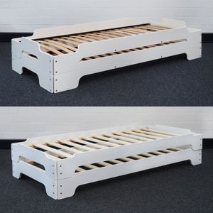 3. Platz: Stapelliege Klassik (Design: Rolf Heide, 1966) – Die STAPELLIEGE (Original, oben) – ein Designklassiker von Rolf Heide aus dem Jahr 1966 – besticht nicht nur durch ihr zeitloses Design und ihre hohe Flexibilität, sie punktet auch durch ihre intelligente Konstruktion und den einfachen Auf- und Abbau. Müller Möbelwerkstätten hat das exklusive weltweite Recht für deren Herstellung und Vertrieb. Das Billigplagiat von La Redoute (Fälschung, unten) kostet, inklusive „Lattenrost“, der aus einfachen, zu weit auseinanderstehenden Brettern besteht, ein Fünftel des Original-Gestells. Kunden strafen das Plagiat als „billig gemacht, schlecht verarbeitet und unstabil“ ab. Der ästhetische Gesamteindruck beider Stapelbetten ist identisch: So wurden beim Plagiat alle prägenden formalen und funktionalen Gestaltungsmerkmale des Originals übernommen, insbesondere die schwungvollen Abrundungen der seitlichen Wangen, die die Stapelfähigkeit ermöglichen. Umso erschreckender ist die mangelhafte Passgenauigkeit beim Plagiat.(Bild:  Aktion Plagiarius e.V.)