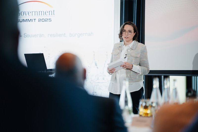 Neues Gesicht, frische Impulse: Louisa Solonar-Unterasinger ist seit April CIO und Bevollmächtigte der Hessischen Landesregierung für E-Government und Informationstechnologie. Beim Summit sprach sie über „Chancen und Herausforderungen der Cloud-Transformation im föderalen Kontext“. Dabei stellte sie nicht nur die hessische Strategie und Herangehensweise vor, sondern richtete – was sonst viel zu selten geschieht – den Blick auf die Lösungen in anderen Ländern wie etwa den Polo Strategico Nazionale in Italien oder die G-Cloud in UK.  (©Manuel Emme Fotografie)