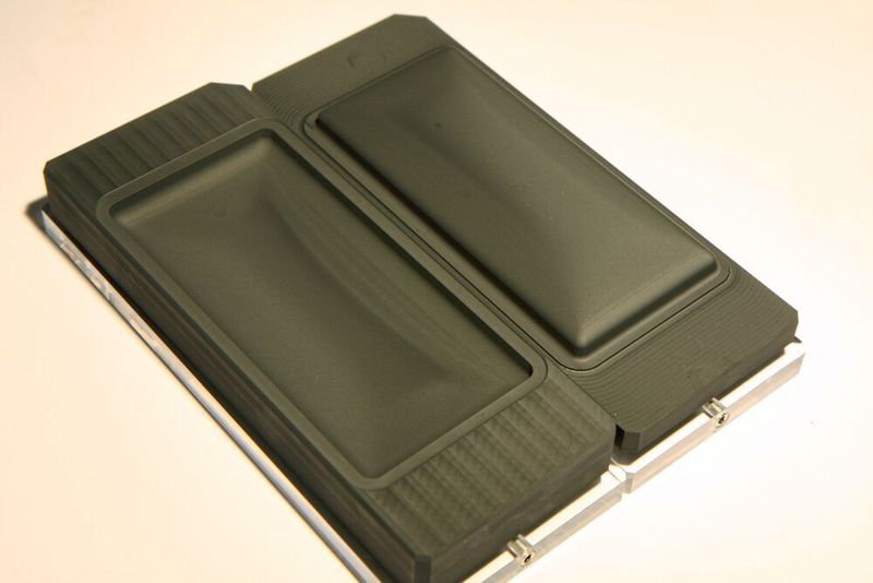 Die Mikron Mill S 400/500 Graphite von GF Machining Solutions eignet sich insbesondere für die Bearbeitung von Graphitformen für Glas-Endprodukte wie dieses Mobiltelefongehäuse und stellt sowohl bei hohen Präzisions- als auch Oberflächenanforderungen ihre Wettbewerbsfähigkeit unter Beweis.  (GF Machining Solutions)