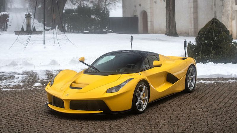Das Modell La Ferrari Coupé, Baujahr 2014, könnte mit einem Schätzpreis zwischen 2 Millionen und 2,5 Millionen Euro den Spitzenpreis der Versteigerung erzielen. (Bild: Autoren-Union Mobilität/Bonhams)