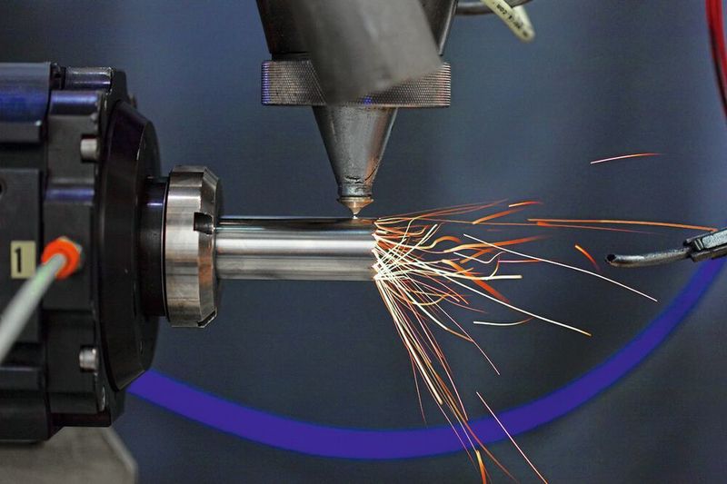 Abb. 2: Schneiden von Stützgerüsten für Herz­klappen aus Nitinol-Rohrmaterial.  (STI Laser Industries)