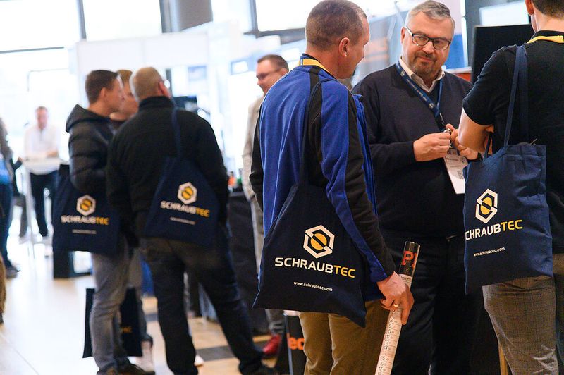 Der rege Fachaustausch überzeugt jedes Mal aufs Neue Teilnehmer und Aussteller der Schraubtec. (Bild: Stefan Stark/VCG)