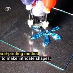 Präzision in Bewegung: Die rotierende Multimaterial-Düse druckt eine filigrane Spiralstruktur direkt auf die Bauplattform. (Bild: Harvard John A. Paulson School of Engineering and Applied Sciences (SEAS)