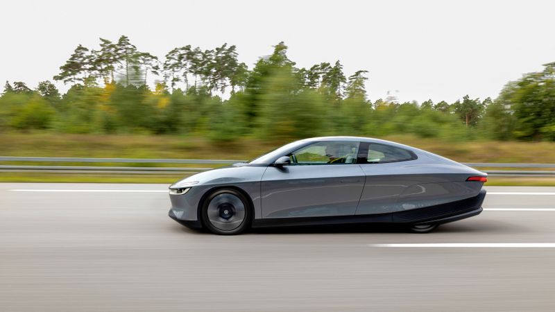 Die Studie „Mission Efficiency“ nutzt den Serienantrieb der aktuellen MEB-Plattform. Durch eine spezielle Aerodynamik kommt das Fahrzeug auf einen Verbrauch unter sieben kWh pro 100 km.(Bild:  Volkswagen AG)