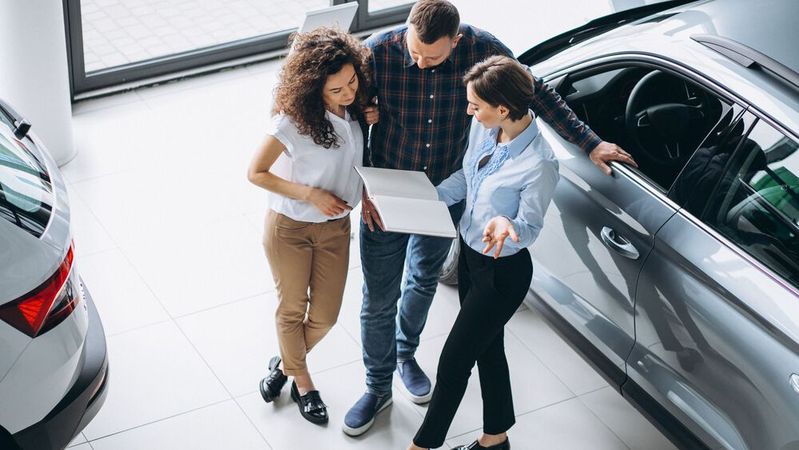 Der Autokauf will gut überlegt sein. Viele Verbraucher zögern angesichts gestiegener Fahrzeugpreise und höherer Unterhaltskosten.(Bild:  Bild von senivpetro auf Freepik)