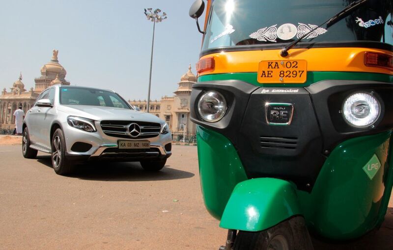 Im Schritttempo plagen sich zigtausende von Kleinwagen, hunderte grün-gelber Dreirad-Taxen und unzählige Motorräder über breite Straßen von Bangalore. (SP-X/Benjamin Bessinger)