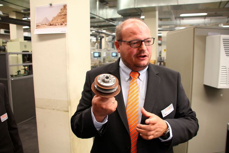 Jürgen Schmidt ist bei Franken im Bereich Anwendungstechnik Fräsen tätig und führte durch die Produktion. Hier erklärt er die unterschiedlichen Schleifwerkzeuge. (Andrea Gillhuber, MM Maschinenmarkt)