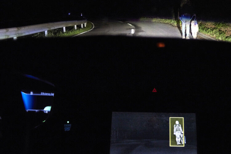 Eine Radarkamera erfasst die Objekte und gibt sie im Versuchsfahrzeug auf einem Bildschirm wider. (Foto: Ford)