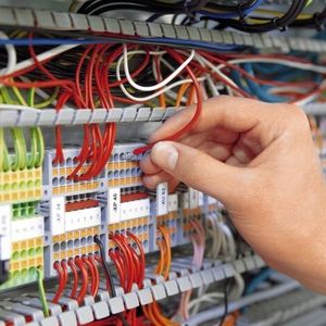 Starre oder mit Aderendhülse versehene Leiter lassen sich mit der Push-in-Anschlusstechnik einfach und direkt einstecken.