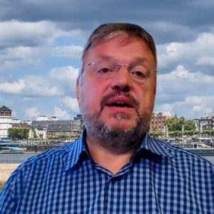 Andreas Rimkus von der SPD-Bundestagsfraktion sprach das Grußwort und erklärte die Energiewende als vorangiges Ziel, das die neue Bundesregierung umsetzen muss.(Bild:  Pfaff/»kfz-betrieb«)