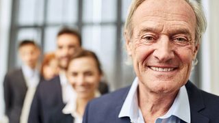 Ein höheres Renteneintrittsalter würde dazu führen, dass die Fachkräfte den Unternehmen länger zur Verfügung stehen, so die Theorie des VDMA. (© Robert Kneschke)