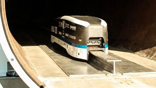 In der Teströhre im Teilvakuum konnte die nur 80 kg schwere Kapsel bis auf 324 km/h beschleunigen und so den Wettbewerb gewinnen. (WARR Hyperloop Team)