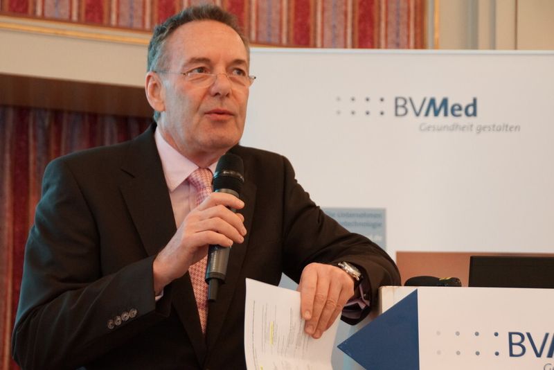 Auf der BVMed-Konferenz zum Medizinprodukterecht in Bonn ist deutlich geworden, dass Zulassungsstellen und Hersteller werden europaweit einheitlich und besser überwacht werden. Nach Ansicht von BVMed-Geschäftsführer und Vorstandsmitglied Joachim M. Schmitt ist der europäische Medizinprodukte-Rechtsrahmen in Deutschland mustergültig umgesetzt worden (Bild: BVMed)