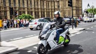 Mit dem BMW Elektro-Scooter am Palace of Westminster in London vorbei gebraust. (BMW)