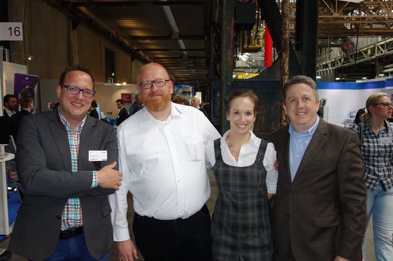 Ganz zufällig getroffen haben sich Stefan Knerrich, APC, Jörn Beckmann, comTeam, Diana-Maria Brose, Viewsonic, und Nils Stallmach, Seasonic. (Bild: IT-BUSINESS)